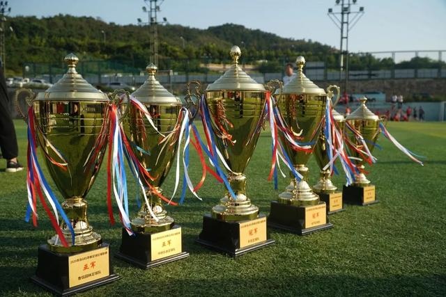 字母哥37分萨格斯32+9 雄鹿险胜魔术晋级四强